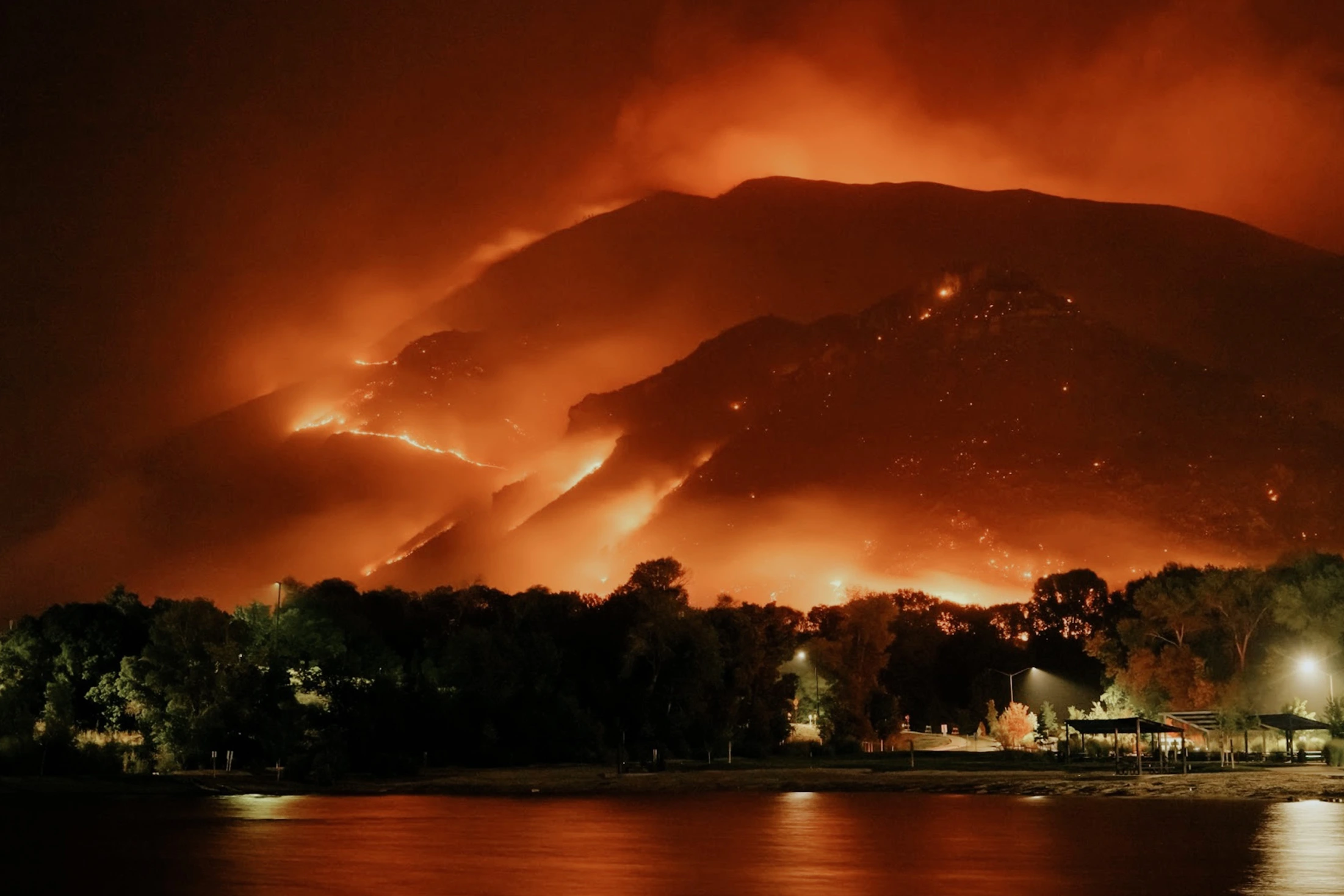 気候変動が山の力を奪う？世界で起こる山火事との関係|＜資源を与えてくれる＞